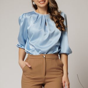 Bluza DY Fashion bleu din satin cu perle la decolteu