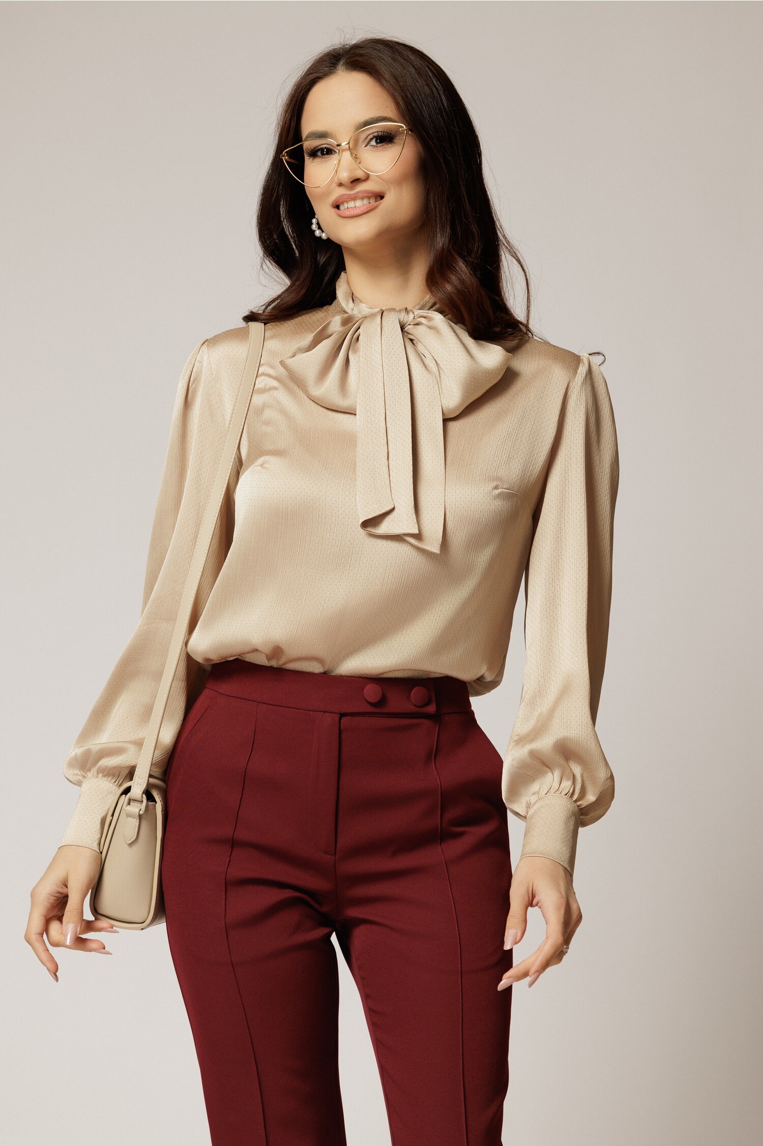 bluza-dy-fashion-lejera-bej-din-triplu-voal-cu-guler-tip-esarfa-1436719-1140121-4.jpeg