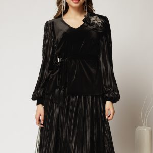 Compleu negru din bluza din catifea si fusta plisata satinata
