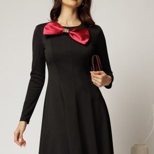 Rochie midi neagra in clini cu funda maxi satinata pe bust